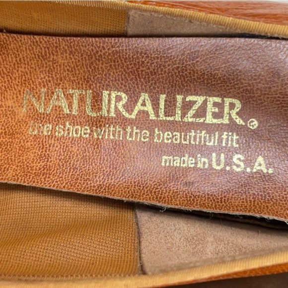 70s Vintage Naturalizer Tan Tassel Loafer with Gold Detail Size 7.5 Heel 2" - Picture 6 of 8